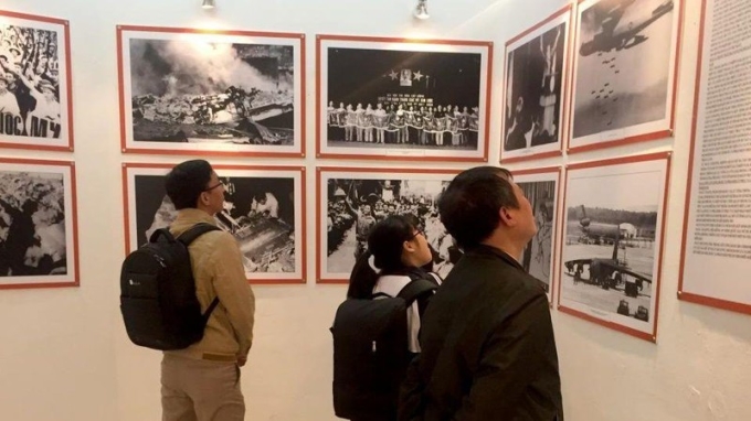 Công chúng tham quan triển lãm ảnh về chiến thắng Hà Nội-Điện Biên Phủ trên không. Nguồn: Báo Nhân dân