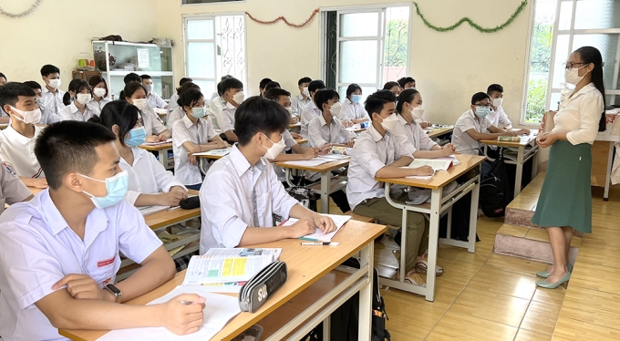 Cô và trò Trường THCS Hạc Trì, thành phố Việt Trì trao đổi thông tin về hướng nghiệp.