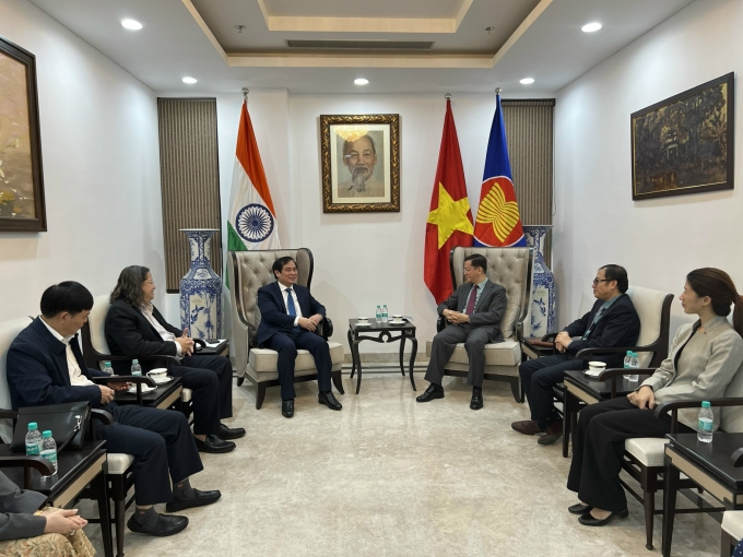 Đoàn công tác làm việc tại Đại sứ quán Việt Nam tại Ấn Độ.