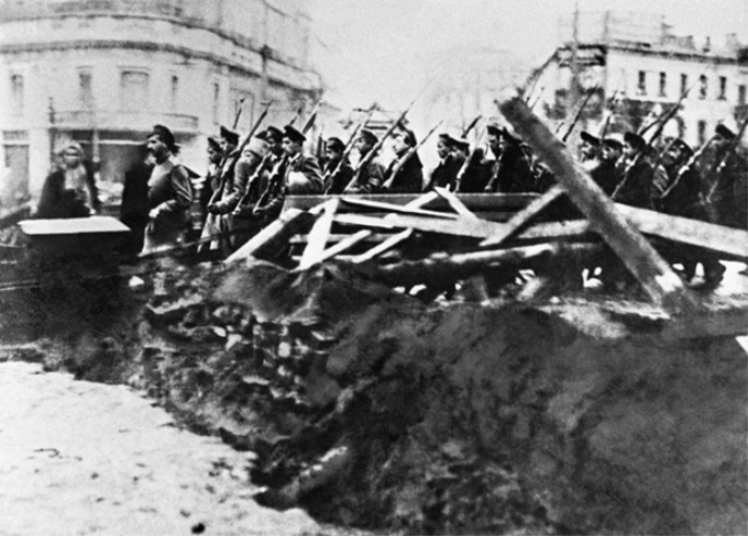 Lực lượng Cận vệ Đỏ Bolshevik trên đường phố Moskva trong những ngày Cách mạng Tháng Mười năm 1917. (Ảnh: Tư liệu quốc tế/TTXVN phát)