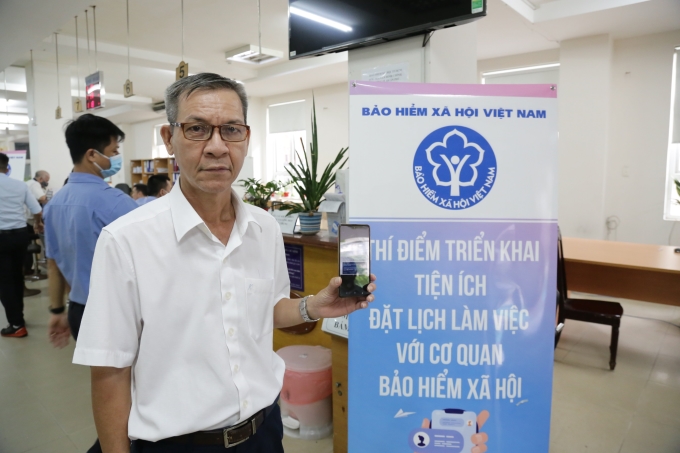 Ông Vũ Quốc Thúc (59 tuổi, quận Bình Thạnh, TP.Hồ Chí Minh) đánh giá tính năng đặt lịch làm việc rất thuận tiện, giúp người dân chủ động hơn trong giải quyết TTHC.