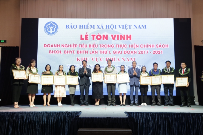 TGĐ BHXH Việt Nam Nguyễn Thế Mạnh và Phó Chủ tịch VCCI Hoàng Quang Phòng trao tặng Bằng khen cho các doanh nghiệp