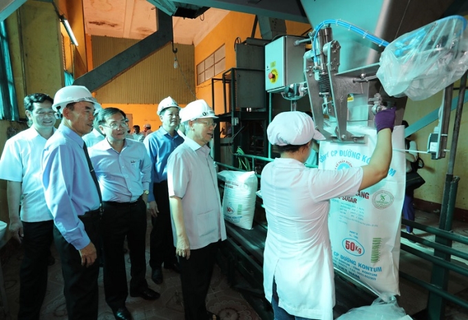 Tổng Bí thư Nguyễn Phú Trọng thăm Nhà máy đường của Công ty cổ phần đường Kon Tum. (Ảnh: TTXVN)