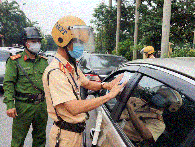 Đội Cảnh sát giao thông - Trật tự Công an TP Hà Tĩnh dán thông báo phạt nguội đối với phương tiện vi phạm.