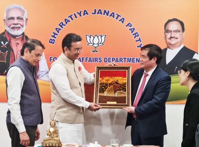 Đoàn công tác tặng quà lưu niệm cho Ban Quốc tế Đảng BJP.