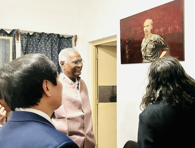 Ảnh Chủ tịch Hồ Chí Minh được treo trong phòng làm việc của Đồng chí…., Tổng Bí thư Đảng Cộng sản Ấn Độ