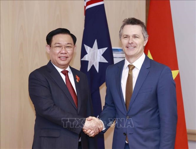 Chủ tịch Quốc hội Vương Đình Huệ tiếp Bộ trưởng Giáo dục Australia Jason Clare. Ảnh: Doãn Tấn/TTXVN