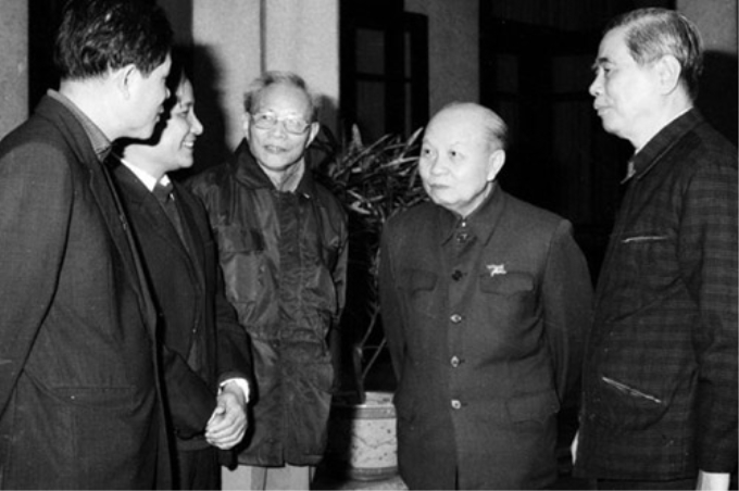 Đồng chí Trường Chinh trò chuyện với các thành viên Ban Soạn thảo văn kiện Đại hội VI, tháng 11-1986 - Ảnh: Xuân Lâm