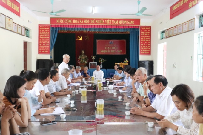 Đồng chí Phó Bí thư Thường trực Huyện ủy Đàm Hữu Khanh dự sinh hoạt chi bộ xóm Mới A, xã Thượng Trưng