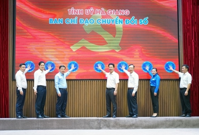 Các đồng chí lãnh đạo tỉnh Hà Giang thực hiện nghi thức bấm nút khởi động Cuộc thi trắc nghiệm trực tuyến tìm hiểu về chuyển đổi số trên địa bàn tỉnh.