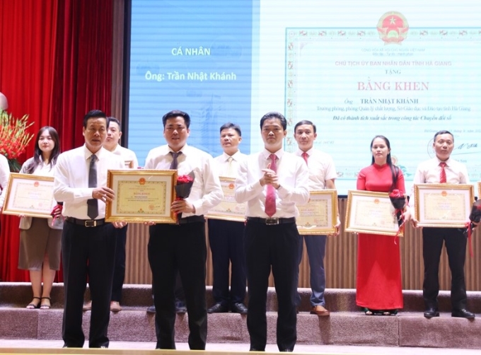 Chủ tịch UBND tỉnh Nguyễn Văn Sơn và Trưởng Ban Tuyên giáo Tỉnh ủy Vũ Mạnh Hà tặng Bằng khen cho các cá nhân có thành tích xuất sắc trong công tác chuyển đổi số.