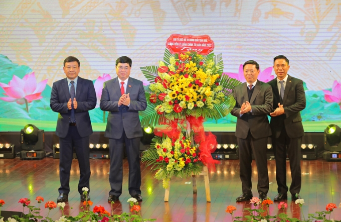 Ban Tuyên giáo Trung ương tặng hoa cho đơn vị đăng cai tổ chức Hội thi