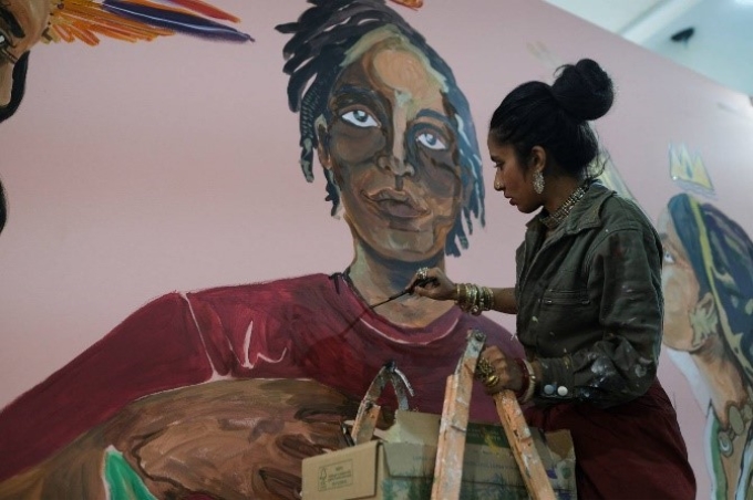Shilo Shiv Suleman của Ấn Độ, người sáng lập Fearless Collective, vẽ lên tường trong Cop27. Reuters