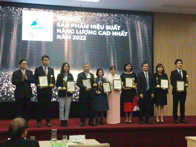 Ban Tổ chức trao giải thưởng cho các đơn vị đạt giải.