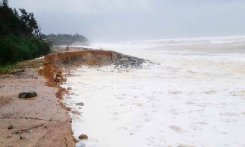 Sạt lở bờ biển đe dọa tới an sinh người dân ven biển tỉnh Thừa Thiên - Huế