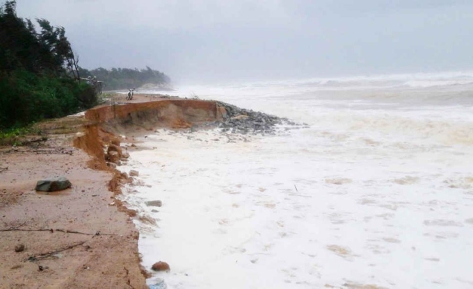Biển xâm lấn đất liền, sạt lở bờ biển nghiêm trọng tại Thừa Thiên – Huế.