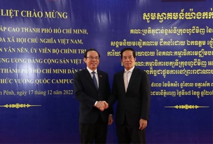 Ngài Đô trưởng Phnom Penh Khuong Sreng (phải) đón đồng chí Nguyễn Văn Nên, Bí thư Thành ủy thành phố Hồ Chí Minh tại Tòa thị chính Phnom Penh. (Ảnh: TTXVN)