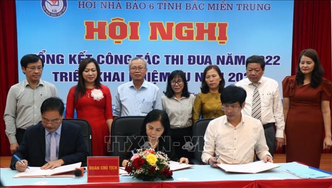 Hội nhà báo các tỉnh ký cam kết thi đua. (Ảnh: TTXVN)