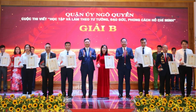 Đồng chí Trịnh Quang Trường, Phó bí thư Thường trực Quận ủy, Chủ tịch HĐND quận và đồng chí Lê Huy Nam, Tổng biên tập Tạp chí Tuyên giáo trao giải C cho các tác giả.