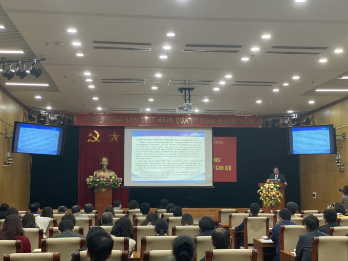 Đồng chí Nguyễn Đức Minh, Trưởng ban Tổ chức Đảng ủy Khối các cơ quan Trung ương trình bày chuyên đề về công tác tổ chức.