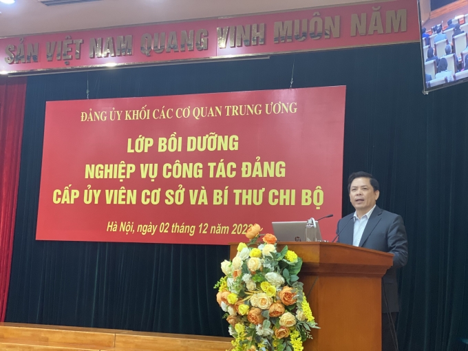 Đồng chí Nguyễn Văn Thể phát biểu tại lễ khai giảng lớp học.
