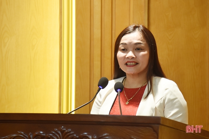 Phó Trưởng ban Thường trực Ban Tuyên giáo Tỉnh ủy Nguyễn Thị Hà Tân báo cáo kết quả công tác năm 2022.
