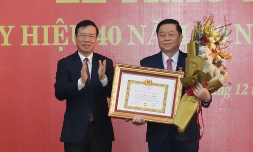 Trưởng Ban Tuyên giáo Trung ương Nguyễn Trọng Nghĩa nhận Huy hiệu 40 năm tuổi Đảng