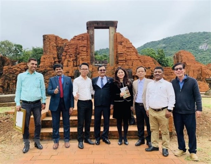 Phó Đại sứ Cộng hòa Ấn Độ tại Việt Nam Subhash P Gupta (thứ 4, trái sang) và lãnh đạo tỉnh Quảng Nam tham quan đền tháp đã được trùng tu. (Ảnh: Đoàn Hữu Trung/TTXVN)