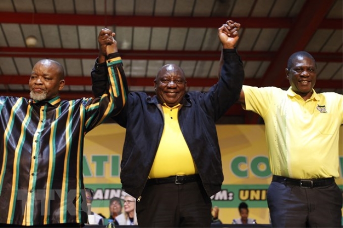Tổng thống Nam Phi Cyril Ramaphosa (giữa) tái đắc cử vị trí Chủ tịch đảng Đại hội Dân tộc Phi (ANC) cầm quyền tại Đại hội Toàn quốc lần thứ 55 của đảng ở Johannesburg. (Ảnh: AFP/TTXVN)