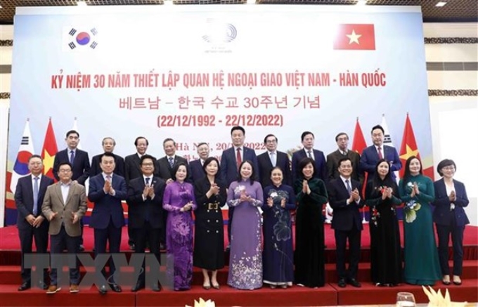 Phó Chủ tịch nước Võ Thị Ánh Xuân, Đại sứ Hàn Quốc tại Việt Nam Oh Young-ju với các đại biểu Hội hữu nghị hai nước Việt Nam-Hàn Quốc. (Ảnh: An Đăng/TTXVN)