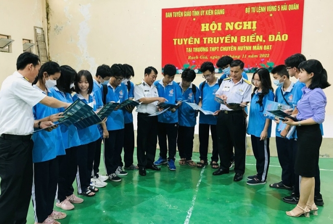 Tuyên truyền biển, đảo cho các em học sinh Trường THPT chuyên Huỳnh Mẫn Đạt, thành phố Rạch Giá.