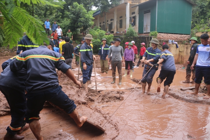 Lực lượng quân đội là nòng cốt trong ứng phó sự cố thiên tai và tìm kiếm cứu nạn tại huyện Nậm Pồ giúp đỡ nhà trường dọn dẹp bùn đất sau ảnh hưởng của mưa bão. (Ảnh: Thế Huy)