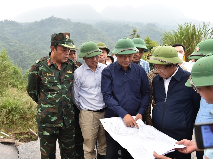 Phó Thủ tướng đã đến kiểm tra công tác khắc phục, sửa chữa tại tuyến Quốc lộ 15D, đoạn qua xã A Ngo, huyện Đkrông. (Ảnh: M.H)