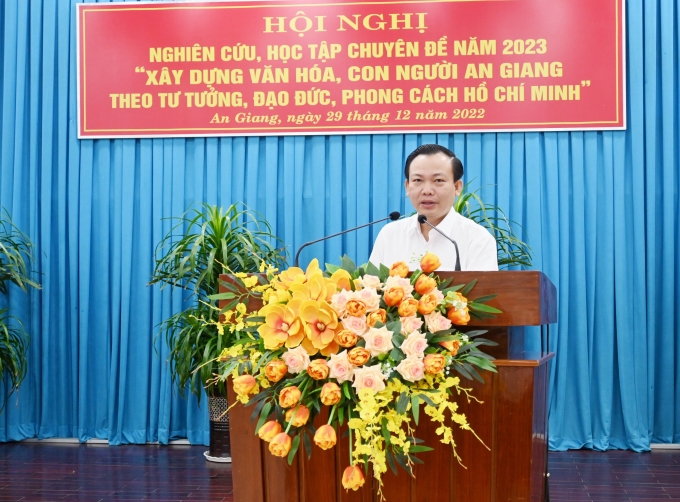 Đồng chí Nguyễn Hữu Thịnh, Phó Trưởng Ban Tuyên giáo Tỉnh ủy triển khai những nội dung cơ bản của chuyên đề (Ảnh: Ngọc Hân)