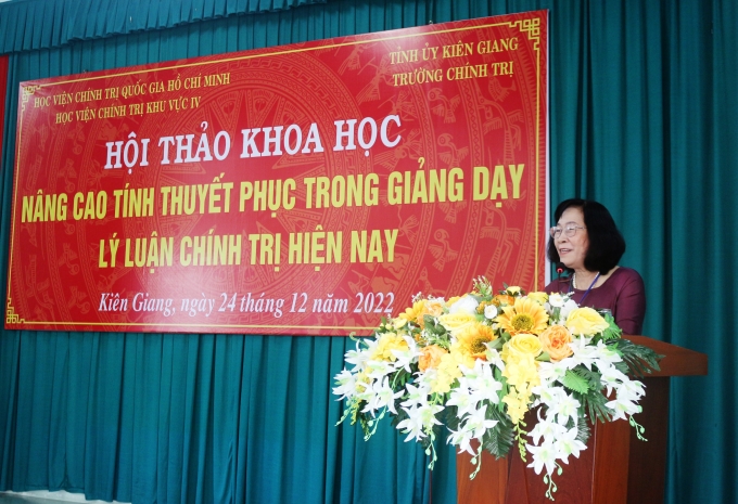 PGS, TS. Huỳnh Thị Gấm - Học viện Chính trị Khu vực II trình bày tham luận.