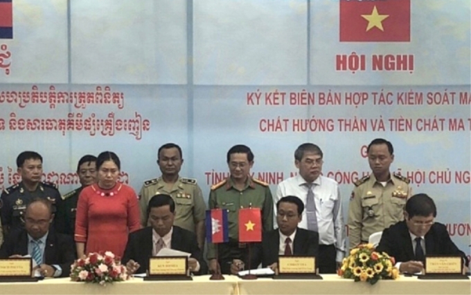 Hội nghị ký kết biên bản hợp tác kiểm soát ma túy, chất hướng thần và tiền chất ma túy qua biên giới với 3 tỉnh Svay Rieng, Tboung Khmum và Prey Veng (Campuchia).