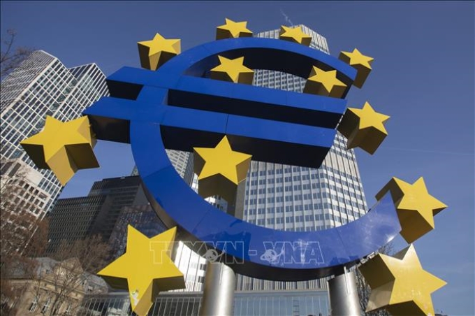 Biểu tượng của khu vực đồng tiền chung châu Âu (Eurozone) . Ảnh: AFP/TTXVN