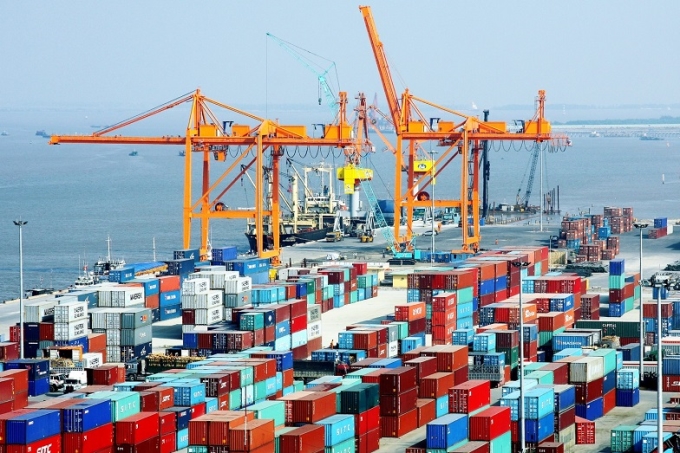 Vận chuyển hàng hóa từ cảng Cát Lái (Thành phố Hồ Chí Minh).