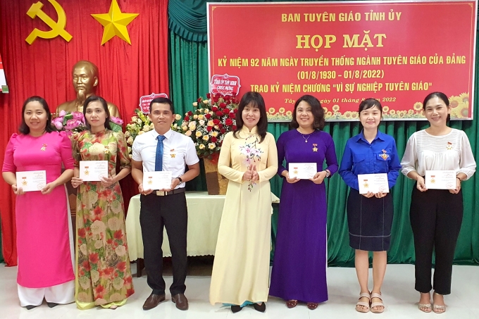 Trưởng ban Tuyên giáo Tỉnh uỷ Nguyễn Thị Xuân Hương trao Kỷ niệm chương “Vì sự nghiệp Tuyên giáo” cho 7 cá nhân có thành tích đóng góp vào quá trình xây dựng và phát triển sự nghiệp Tuyên giáo của Đảng