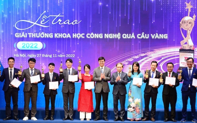 Phó Trưởng ban thường trực Ban Dân vận Trung ương Phạm Tất Thắng (thứ 5 từ phải qua) và Bí thư thứ nhất Trung ương Đoàn Bùi Quang Huy trao giải thưởng Khoa học công nghệ Quả cầu vàng cho các nhà khoa học trẻ