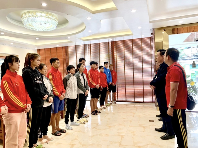 Lãnh đạo đoàn Thể thao Bình Dương thăm hỏi động viên đội tuyển Pencak silat đang tập luyện tại TP Hạ Long, Quảng Ninh.