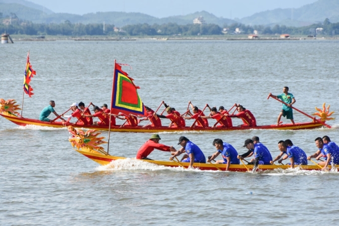 Hội đua thuyền truyền thống tại Lễ hội đình Trà Cổ năm 2021.
