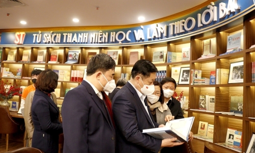 Đồng chí Nguyễn Trọng Nghĩa: Xây dựng tủ sách phục vụ nghiên cứu, học tập Nghị quyết Đại hội XIII của Đảng