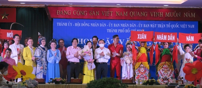 Đồng chí Nguyễn Văn Nên, Bí thư Thành ủy Thành phố Hồ Chí Minh  tặng hoa chúc mừng các văn nghệ sĩ biểu diễn tại chương trình