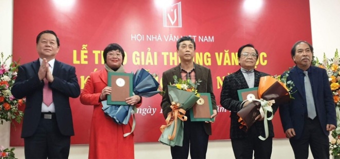 Giải thưởng Văn học thiếu nhi được trao cho tác phẩm 'Mùa tiểu học cuối cùng' của tác giả Lê Văn Nghĩa.
