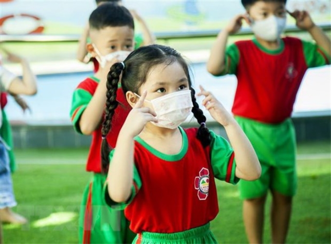 Trẻ mẫu giáo Trường Mầm non Hoa Phượng Đỏ, thành phố Rạch Giá, tỉnh Kiên Giang trong ngày đầu tiên đến trường. (Ảnh: Hồng Đạt/TTXVN)