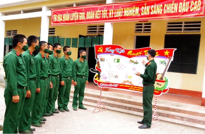 Giáo dục truyền thống, xây dựng phẩm chất Bộ đội Cụ Hồ thông qua bình báo tường ở Tiểu đoàn 2, Trung đoàn 841, Bộ CHQS tỉnh Hà Tĩnh. (Ảnh: qdnd.vn)