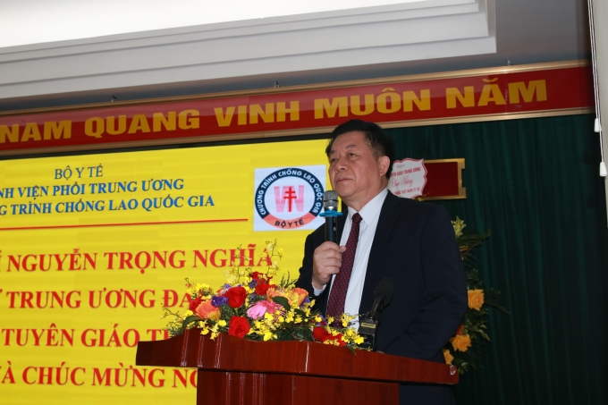 Đồng chí Nguyễn Trọng Nghĩa đến thăm hỏi, chúc mừng những thành quả đã đạt được trong thời gian qua của Bệnh viện Phổi Trung ương. (Ảnh: TA)