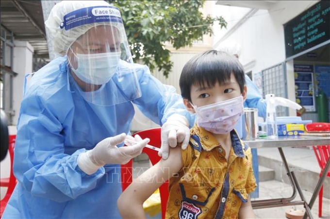 Nhân viên y tế tiêm chủng vaccine ngừa COVID-19 cho trẻ em tại Phnom Penh, Campuchia. Ảnh tư liệu: THX/TTXVN
