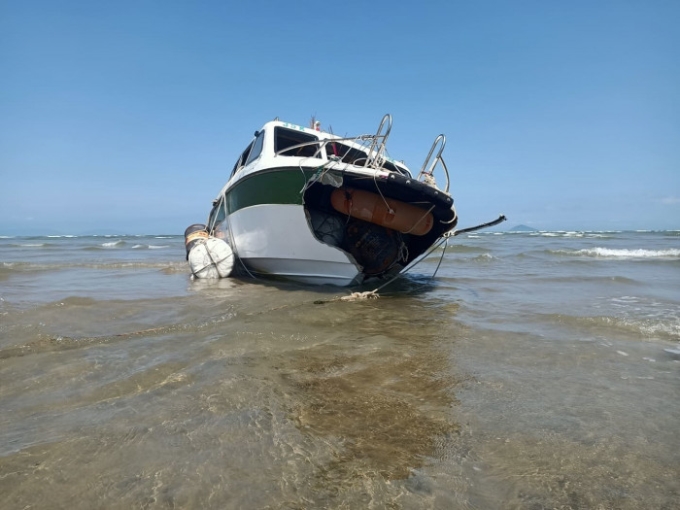 Con tàu bị nứt toác, hư hỏng nặng sau tai nạn kinh hoàng